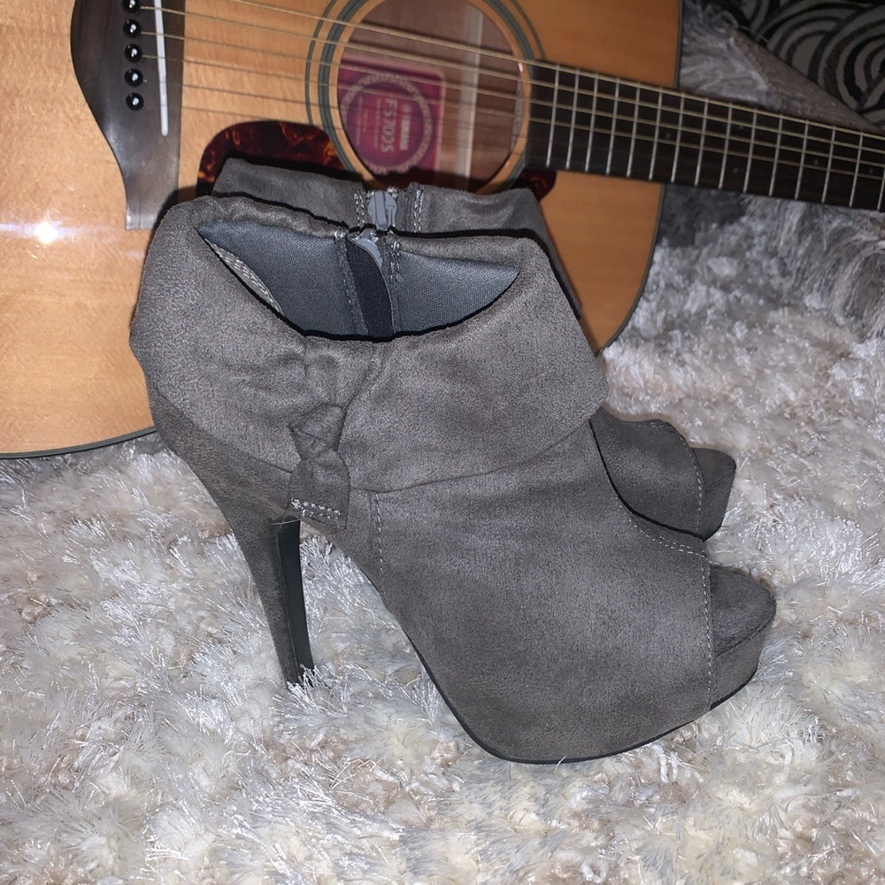 Open toe cuties! High heels  size 6 faux suede